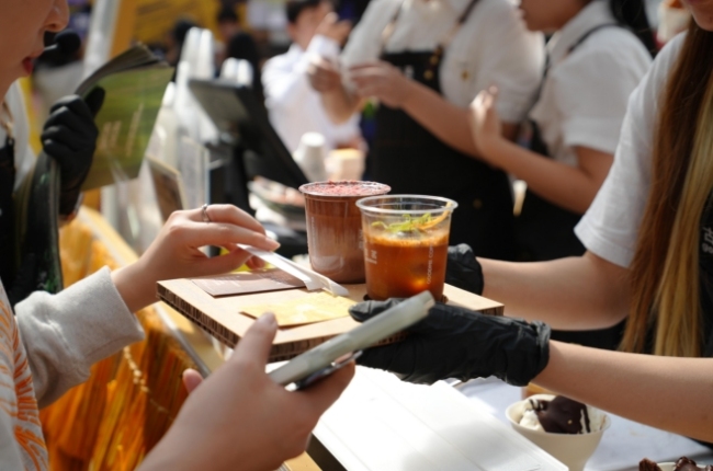 陸家嘴咖啡文化節(jié)上，古茗限定特調(diào)廣受歡迎