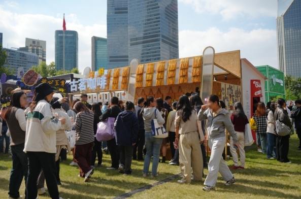 消費(fèi)者在古茗咖啡展位前排隊(duì)