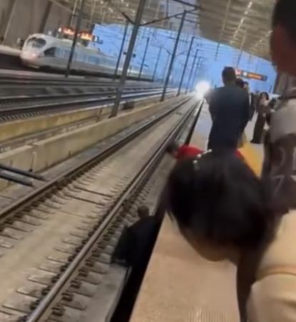 鐵路部門回應(yīng)“網(wǎng)傳有旅客跳入股道撿行李箱逼停列車”：是旅客不