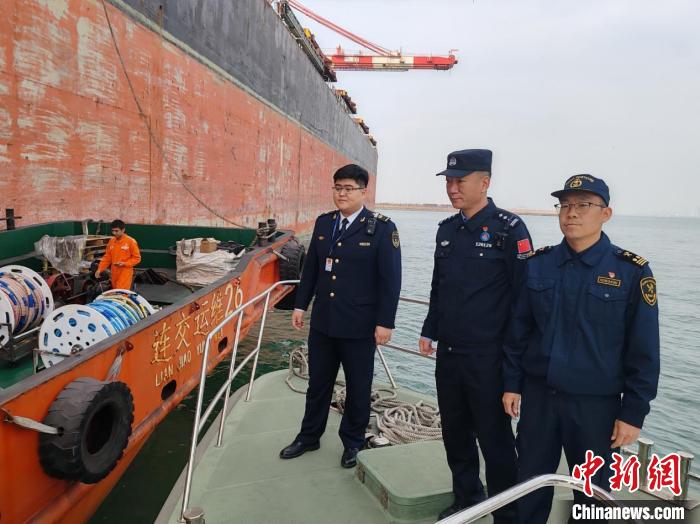 天津東港邊檢站聯(lián)合多方開展入冬以來(lái)首次海上巡航