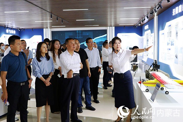 與會人員參觀調(diào)研低空經(jīng)濟產(chǎn)業(yè)園。實習(xí)生 惠佳攝
