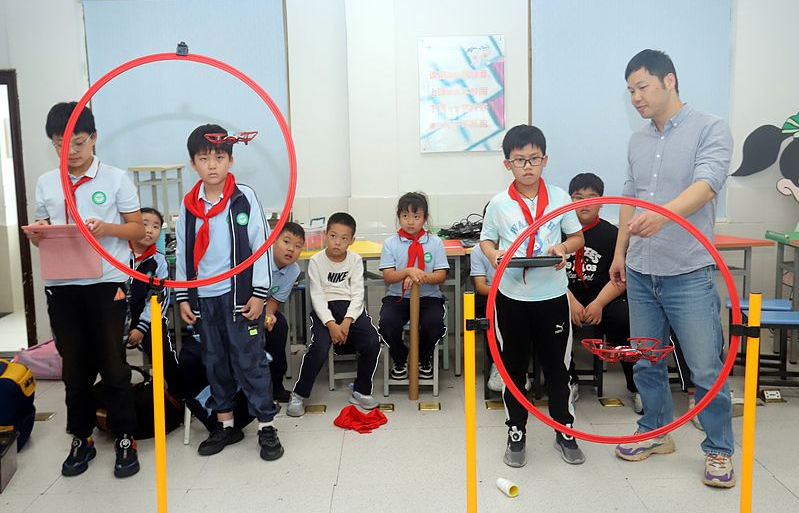 無人機“飛”進校園，點亮低空經(jīng)濟新思路