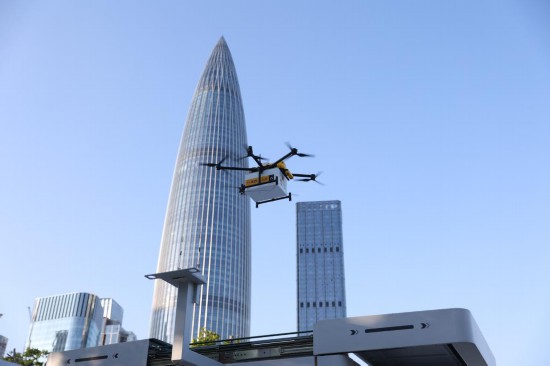 2023年9月20日，一臺小型無人機盤旋在深圳人才公園上空，正在為游客配送外賣。新華社發(fā)
