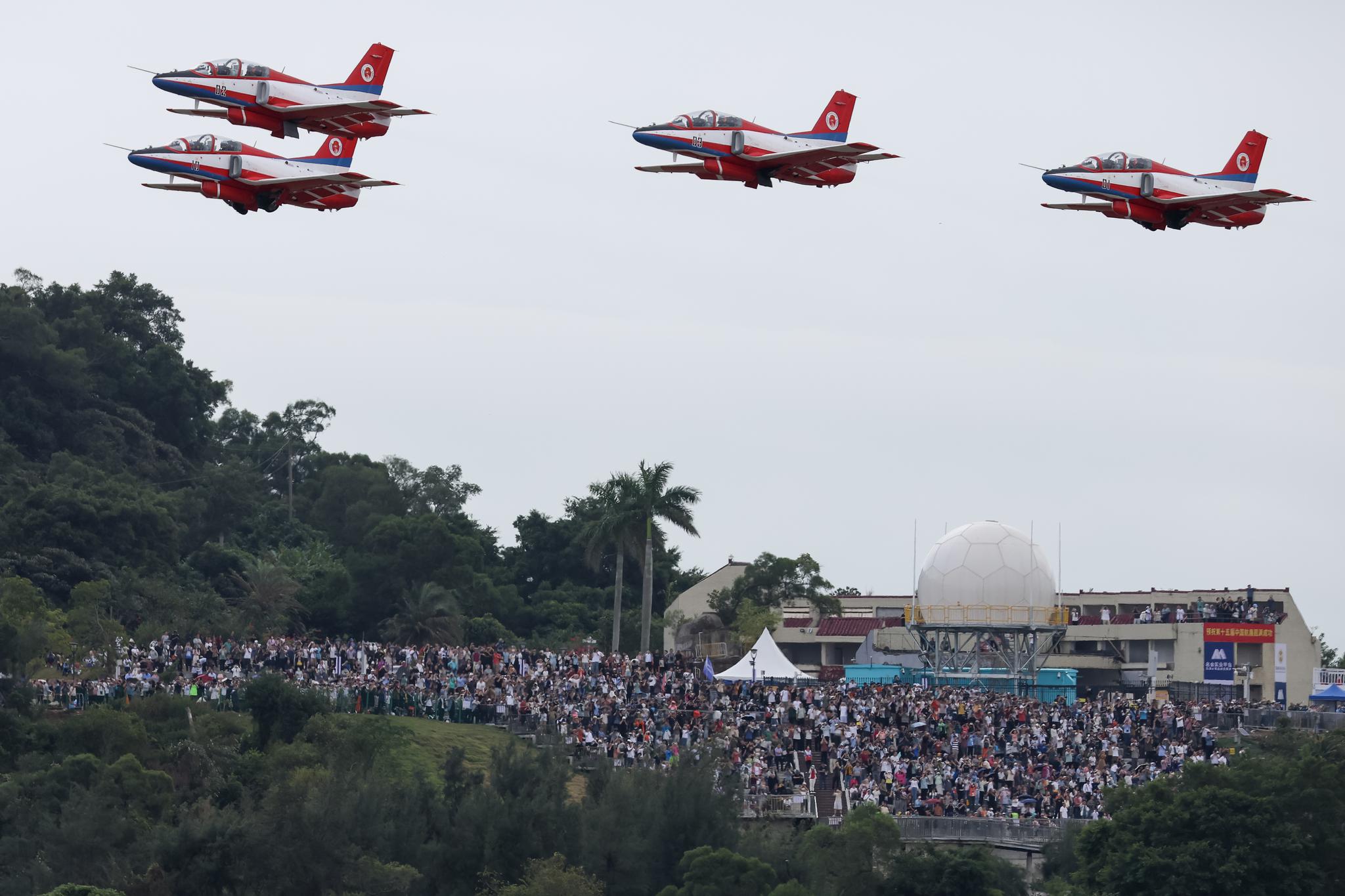 11月15日，廣東珠海，市民游客在金鳳臺(tái)平臺(tái)觀賞中國空軍“紅鷹”飛行表演隊(duì)的飛行表演。中新社記者 陳驥旻 攝