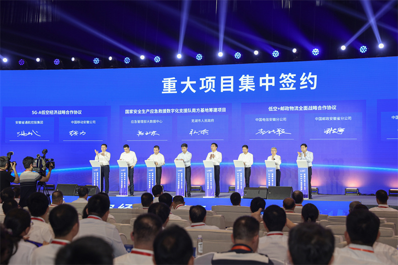 重大項(xiàng)目集中簽約。人民網(wǎng)記者 張俊攝