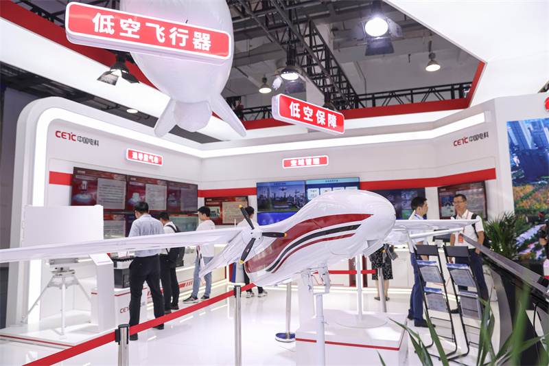 中國(guó)電科低空飛行器展區(qū)。人民網(wǎng)記者 張俊攝
