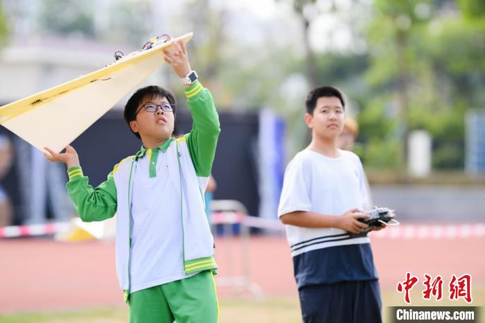 數(shù)百名青少年選手鵬城“比武” 航空模型大賽