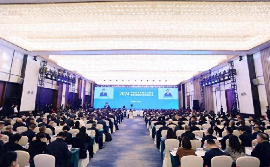 知名企業(yè)家南充行活動(dòng)暨第三屆南充市企業(yè)家日大會(huì)舉行 現(xiàn)場簽約