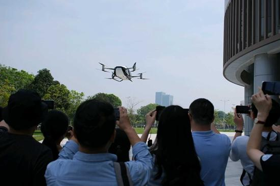 低空經(jīng)濟(jì)報(bào)2025： 飛行汽車離我們有多遠(yuǎn)