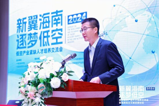 ?？诮?jīng)濟學院聚星數(shù)字經(jīng)濟學院院長徐碩主持論壇