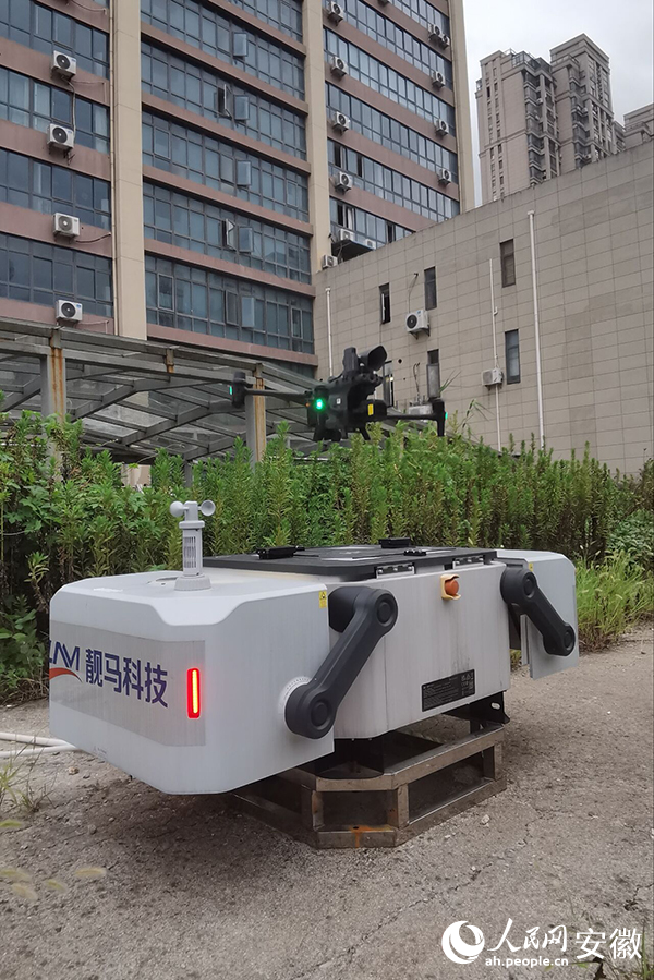 靚馬科技無人機(jī)執(zhí)行飛行任務(wù)。人民網(wǎng)胡雨松攝