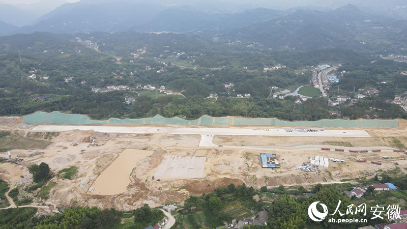 安慶民用無人駕駛航空試驗(yàn)基地（試驗(yàn)區(qū)）內(nèi)的無人機(jī)跑道。人民網(wǎng)記者 王銳攝