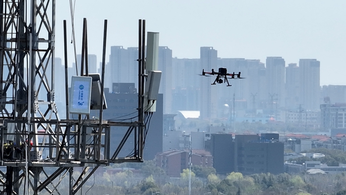 中國移動5G-A通感一體基站，搭載具備通感能力的4.9GHz頻段。江蘇移動供圖