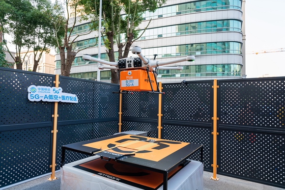 無人機將醫(yī)療物資送達常州市第一人民醫(yī)院。江蘇移動供圖