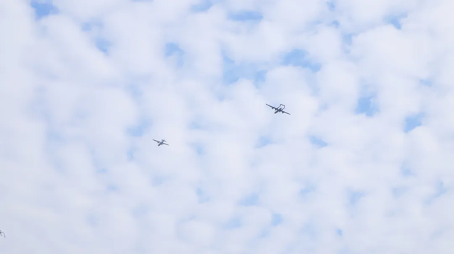 （圖：騰盾科創(chuàng)的雙尾蝎D和大型雙發(fā)無人運輸機進行飛行表演）