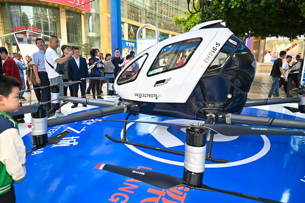 在梁平機(jī)場(chǎng)展區(qū)，展出的億航智能“EH216-S”eVTOL電動(dòng)垂直起降器。鄒樂 攝