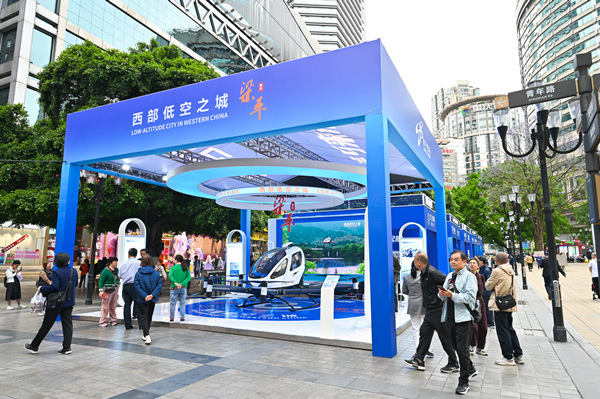 梁平機(jī)場(chǎng)展區(qū)，吸引了眾多市民的關(guān)注。鄒樂 攝
