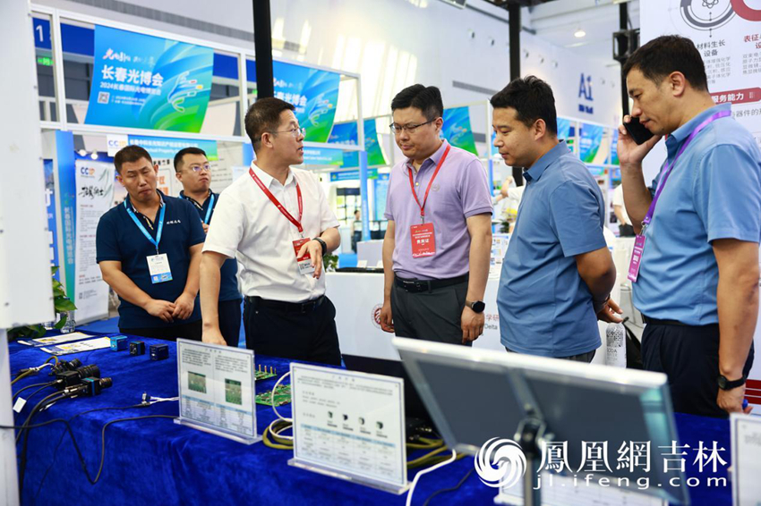 嘉賓在珩輝光電展區(qū)考察。.jpg