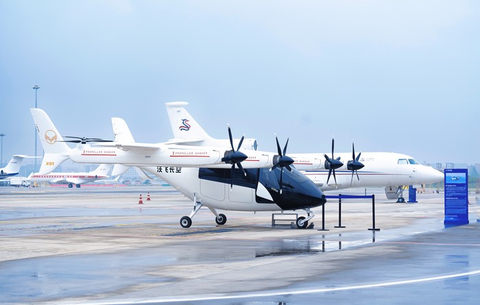 圖2：成都FBO停機坪上展示“公務(wù)機+eVTOL”全新出行方式.jpg