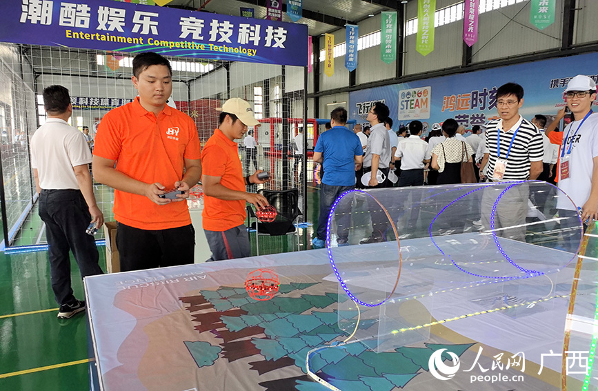 競(jìng)技類(lèi)無(wú)人機(jī)展示。人民網(wǎng) 付華周攝