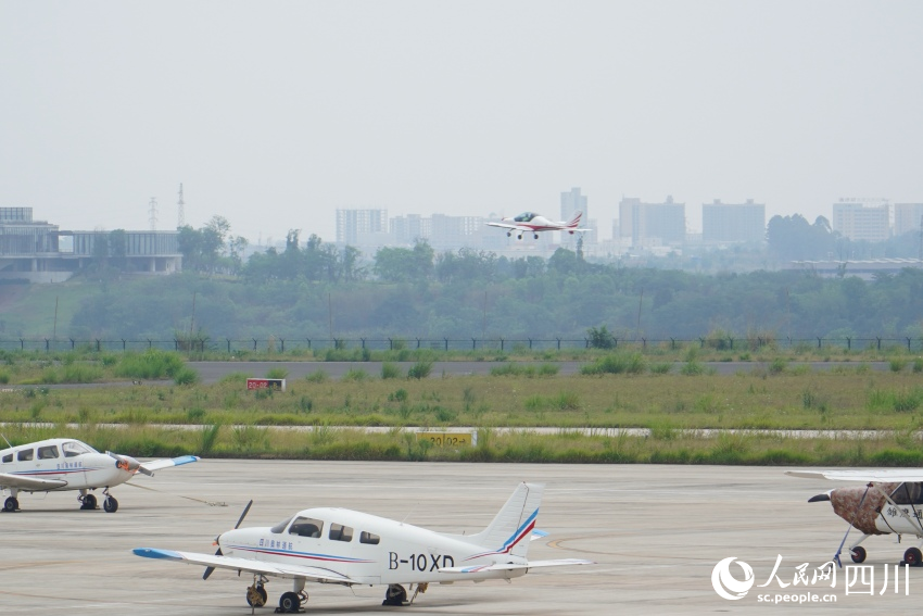 淮州機(jī)場(chǎng)內(nèi)駐場(chǎng)企業(yè)正在進(jìn)行低空飛行訓(xùn)練。人民網(wǎng) 趙祖樂攝